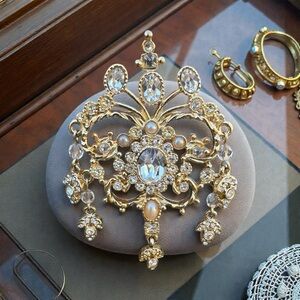 ST JOHN Swarovski Crystal and Faux Pearl Chandelier Style Brooch, Vintage